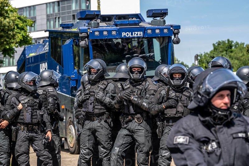 Police at the demonstration against the AFD party conference in Essen, several tens of thousands of demonstrators marched from the main railway station to the Grugahalle and on to a rally, Essen, North Rhine-Westphalia, Germany, Europe