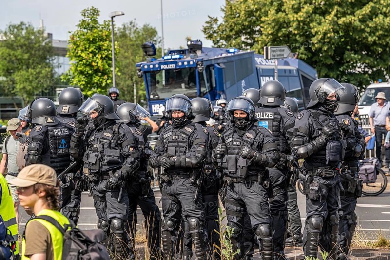 Police at the demonstration against the AFD party conference in Essen, several tens of thousands of demonstrators marched from the main railway station to the Grugahalle and on to a rally, Essen, North Rhine-Westphalia, Germany, Europe