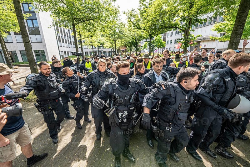 Riots in the run-up to the AFD party conference in Essen, demonstrators try to prevent AFD delegates from entering the Grugahalle, they are led through the demonstrators by a massive police contingent, there were many scuffles, Essen, North Rhine-Westphalia, Germany, Europe