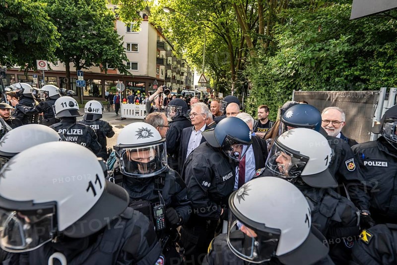 Riots in the run-up to the AFD party conference in Essen, demonstrators try to prevent AFD delegates from entering the Grugahalle, they are led through the demonstrators by a massive police contingent, there were many scuffles, Essen, North Rhine-Westphalia, Germany, Europe
