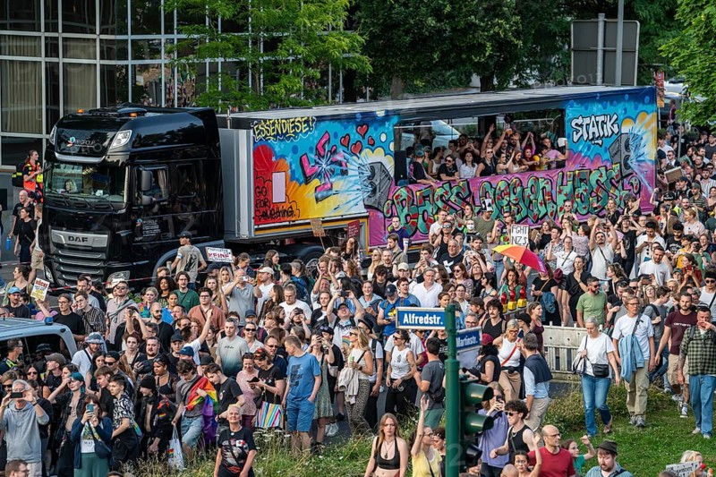 Demo against the AFD party conference in the Grugahalle in Essen, over 5000 participants came to Essen for a rave demo, Bass gegen Hass, which led to the Grugahalle, North Rhine-Westphalia, Germany, Europe