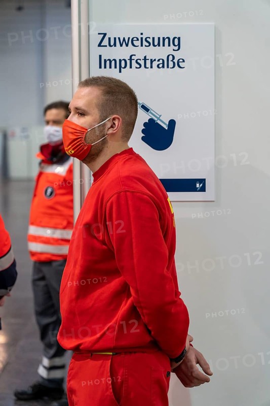 Test run in the vaccination centre for corona vaccinations, in a hall at Messe Essen, entrance to the vaccination route, by the city, the fire brigade and various aid organisations, 12 vaccination routes for a daily vaccination of up to 2400 people, operated by the North Rhine-Westphalia Association of Statutory Health Insurance Physicians