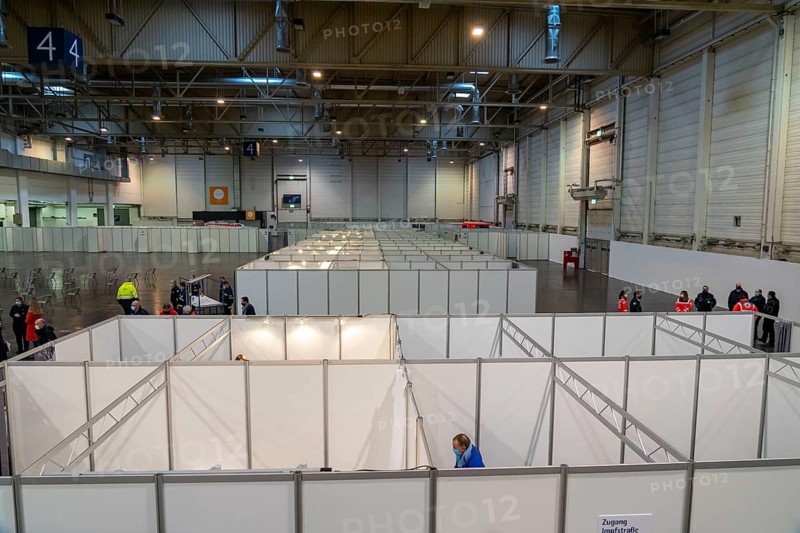 Test run in the vaccination centre for corona vaccinations, in a hall at Messe Essen, by the city, the fire brigade and various aid organisations, 12 vaccination lines for a daily vaccination of up to 2400 people, operated by the North Rhine-Westphalia Association of Statutory Health Insurance Physicians