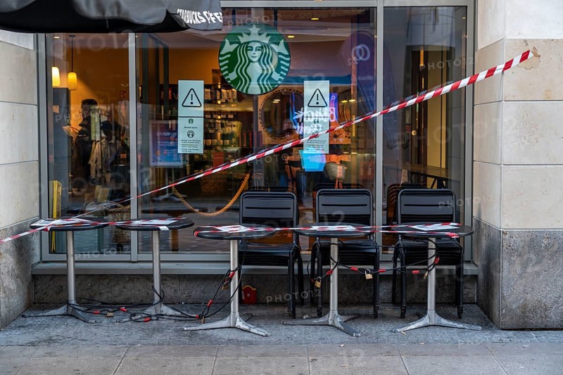 Starbucks Café, closed, take away only, in the city centre, shopping street Westenhellweg, shopping street, pedestrian zone, crowded, many people shopping, during the second lockdown in the Corona crisis, Dortmund, North Rhine-Westphalia, Germany, Europe
