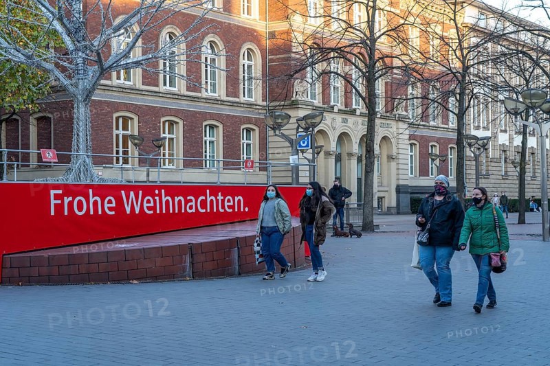 The city centre of Duisburg, shopping street Königstraße, on the day of the opening of the Christmas light decoration, usually also of the Christmas market, which remained closed due to the 2nd Corona crisis lockdown, empty shopping streets, masks compulsory in the city centre, Duisburg, North Rhine-Westphalia, Germany, Europe