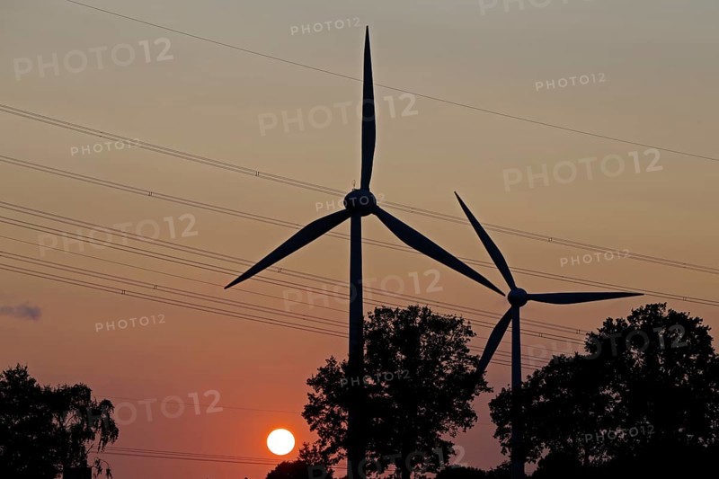 Sunset, high-voltage pylon, wind power plants, Melbeck, Ilmenau municipality, Lower Saxony, Germany, Europe