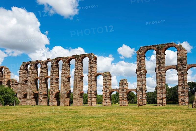 Restaurierte Bögen eines antiken Aquädukts in einer weitläufigen, offenen Landschaft, Acueducto de los Milagros, Mérida, Merida, Badajoz, Extremadura, Spanien