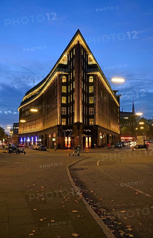 Europe, Germany, Hamburg, City, Kontorhausviertel, Chilehaus, clinker brick facade, built 1922 to 1924 by Fritz Höger, World Heritage Site, twilight, gable end, Hamburg, Hamburg, Federal Republic of Germany, Europe