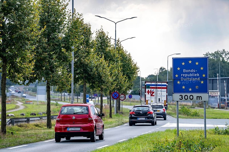 The so-called Green Border, at the former border crossing Schwanenhaus, between Germany and the Netherlands, between Velo and Nettetal, first day of increased border controls against irregular migration, traffic runs normally as usual, North Rhine-Westphalia, Germany, Europe