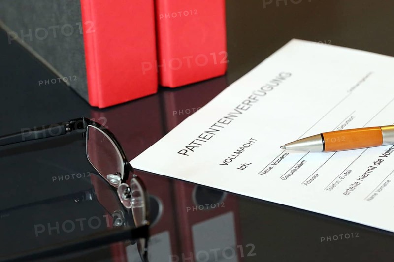 Symbolic image: Healthcare proxy, living will on a tray table