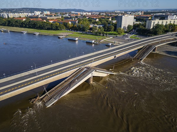 A section of the Carola Bridge has collapsed for unknown reasons. Over a length of around 100 metres, the section on which the trams normally run has collapsed into the Elbe. Part of the bridge has now been demolished and the Elbe is expected to flood, Partial collapse of the Carola Bridge in Dresden, other parts of the bridge are in acute danger of collapsing, Dresden, Saxony, Germany, Europe