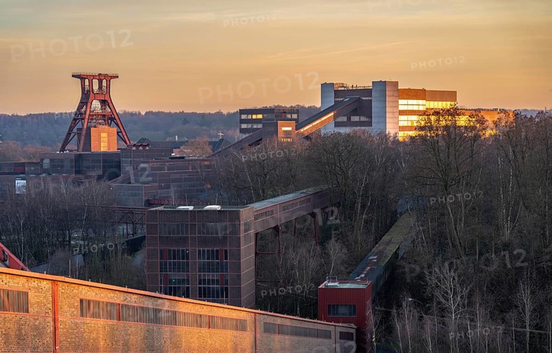 Zeche Zollverein, double trestle headframe shaft 12, coal washing plant with the Ruhr Museum, conveyor bridges, view from the mixing plant of the coking plant, Essen, North Rhine-Westphalia, Germany, Europe