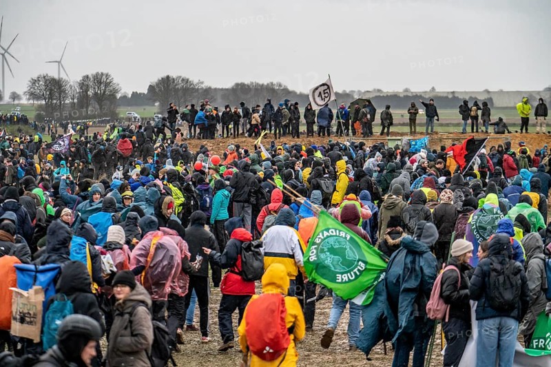 Many thousands of demonstrators march after a demonstration against the demolition of the lignite village of Lützerath, to the edge of the Garzweiler open-cast mine and on to the rest of the village, Lützerah, Erkelenz, North Rhine-Westphalia, Germany, Europe
