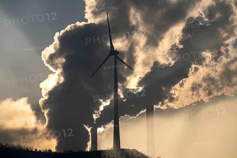 Windpark Halde Oberscholven, smoke clouds from the cooling tower and chimney of the Uniper coal-fired power plant Scholven, Gelsenkrichen, North Rhine-Westphalia, Germany, Europe