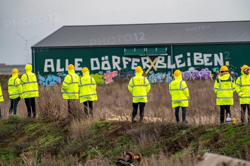 At the hamlet of Lützerath, at the Garzweiler 2 open-cast lignite mine, the RWE Group erects a double-grid fence around the entire area while the police are clearing the occupied camp, Erkelenz, North Rhine-Westphalia, Germany, Europe