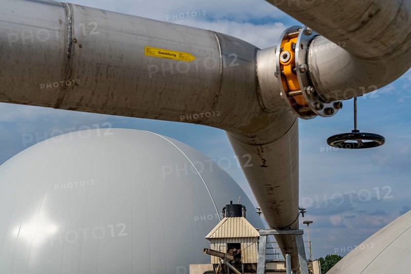 Biogas plant, gas storage, with dome, use of solid manure as energy source, gas pipelines, on a farm near Lippling, close to Delbrück in East Westphalia, in the district of Paderborn, 1.5 megawatts of electrical power, production of district heating for homes in the region, North Rhine-Westphalia, Germany, Europe
