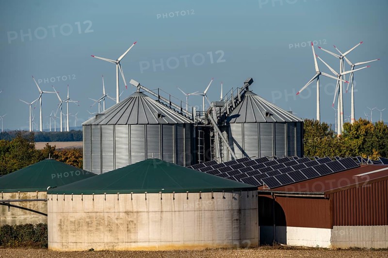 Biogas plant, agricultural business, wind farm near Lichtenau, solar plant on farm buildings, Ostwestfalen Lippe, North Rhine-Westphalia, Germany, Europe