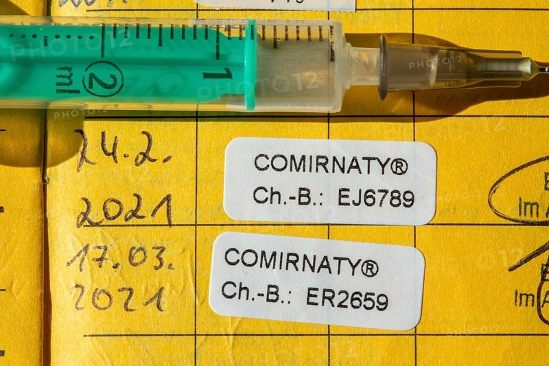 Vaccination booklet, proof of double vaccination with the Corona vaccine from BioNTEch/Pfizer, COMIRNATY/BNT162B2, against the Covid-19 virus, vaccinated in a vaccination centre, 81-year-old man, proof of vaccinations, international document based on WHO recommendations