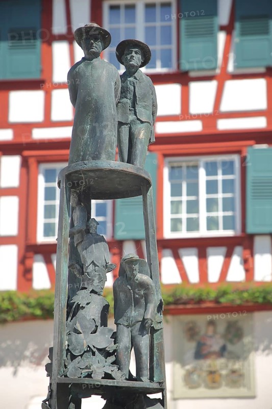 Snowball column by Gerold Jäggle with sculpture, figures by Hansjakob, detail, column, Hagnau, Obersee, Lake Constance, Lake Constance area, Baden-Württemberg, Germany, Europe