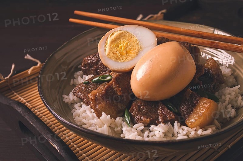 Gedämpfte Eier mit Schweinebauch und Reis, chinesisches Essen, hausgemacht, selektiver Fokus, rustikal, keine Menschen