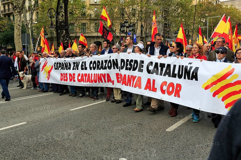 Crowd holding flags and banner with Catalan Senyera, Senera, red and yellow, demonstration, Spanish National Day, 12/10/2016, autonomy, nationalism, Barcelona, Spain, Europe