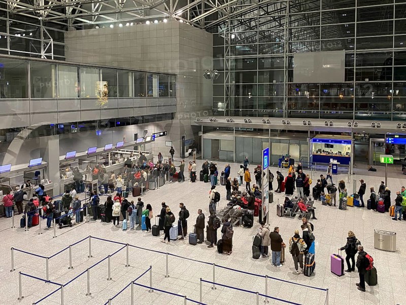 Check-in, check-in, passengers checking in baggage, waiting hall, Terminal 2, Frankfurt am Main Airport, Hesse, Germany, Europe
