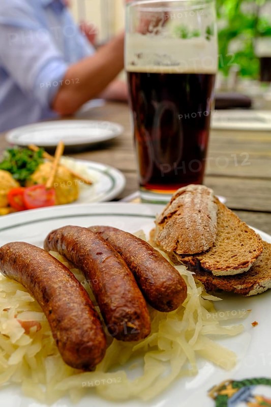 Smoked beer, and sausages with cabbage, food, Schlenkerla, the historic smoked beer brewery, Bamberg, Upper Franconia, Bavaria, Germany, Europe