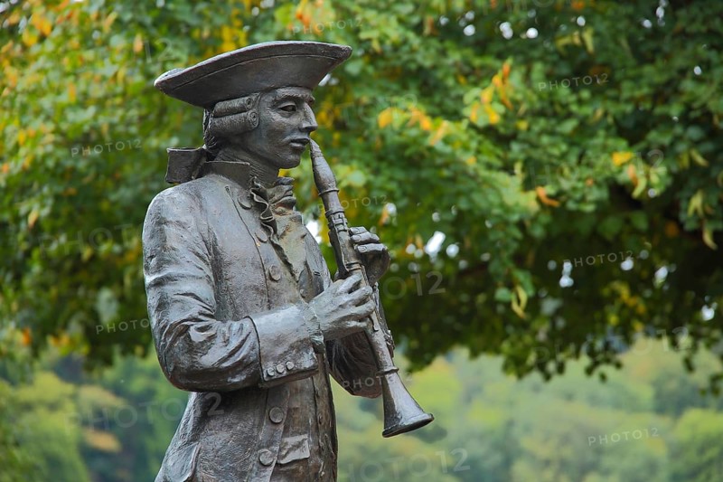 Sculpture town piper, flute player, playing flute, historical, baroque, nobleman, uniform, hat, making music, music, bronze, grey, Pankgrafenplatz, Weilburg, Taunus, Hesse, Germany, Europe