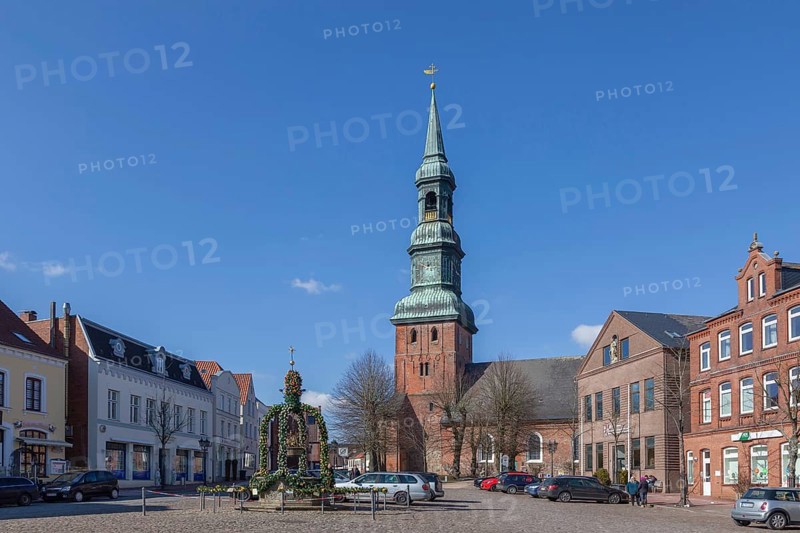 Market square with Easter fountain and St Laurentius Church, Tönning, North Friesland, Schleswig-Holstein
