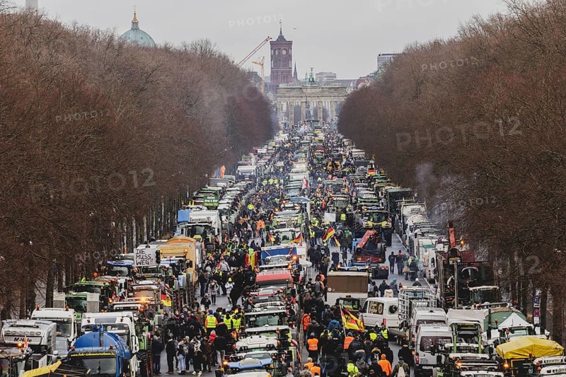 Road blockades, taken as part of the farmers' protests in Berlin, 15 January 2024. 10, 000 participants are expected on Monday as part of the farmers' protest week. Among other things, they are protesting against the austerity plans of the traffic light government