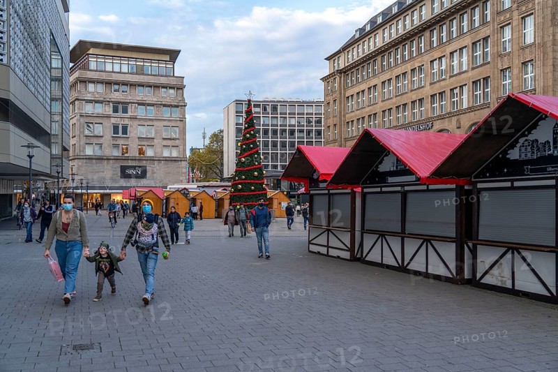 The Christmas market in Essen, Willy-Brandt-Platz on the shopping street Kettwiger Straße, partly already set up, then stopped for the lockdown, in November 2020, and cancelled for the time being, Essen, North Rhine-Westphalia, Germany, Europe