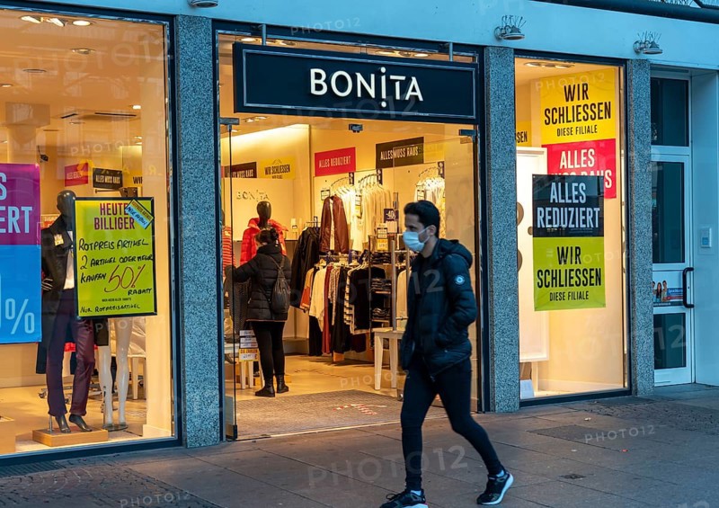 Duisburg city centre, Königstrasse shopping street, branch of the Bonita fashion chain closes, clearance sale, Duisburg, North Rhine-Westphalia, Germany, Europe