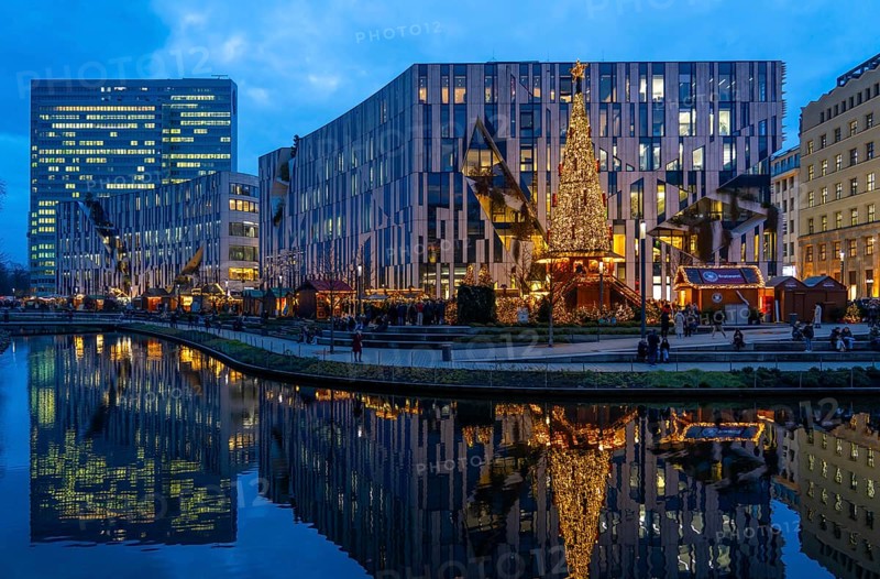 Christmas market, at the Kö-Bogen shopping centre, in the city centre of Düsseldorf, at the back left the Dreischeibenhaus, North Rhine-Westphalia, Germany, Europe