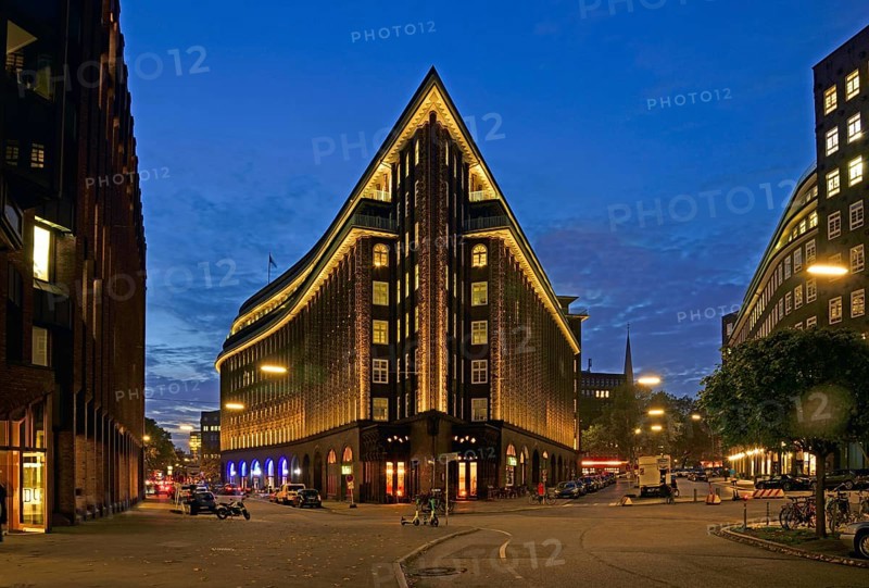 Europe, Germany, Hamburg, City, Kontorhausviertel, Chilehaus, clinker brick facade, built 1922 to 1924 by Fritz Höger, World Heritage Site, night, gable end, Europe
