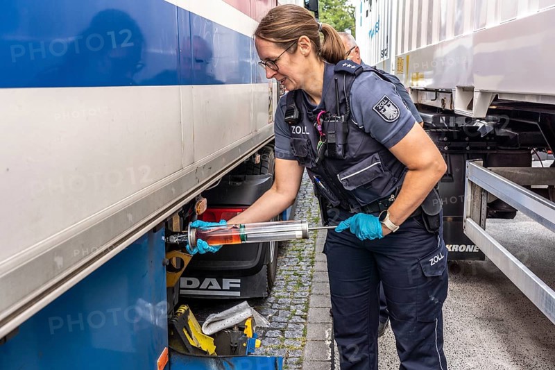 Nationwide checks on motorway traffic in North Rhine-Westphalia, by police and customs, customs check on the fuel tank of a lorry that had filled up with cheaper heating oil instead of diesel, motorway rest area Hösel near Ratingen, A3, North Rhine-Westphalia, Germany, Europe