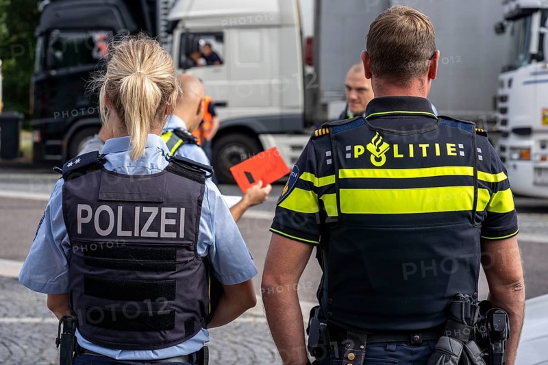State-wide checks on tourist traffic on the motorways in North Rhine-Westphalia, by police and customs, with forces from the Dutch police, in particular the safety of motorhomes, caravans, bicycle racks was checked and the overloading of vehicles was checked, motorway service area Hösel near Ratingen, A3, North Rhine-Westphalia, Germany, Europe
