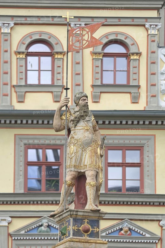 Roman sculpture of the house Zum roten Ochsen, Kunsthalle, warrior with city coat of arms, man, lance, knight, lansquenet, historical, Roman, figure, detail, Roland, fish market, Erfurt, Thuringia, Germany, Europe