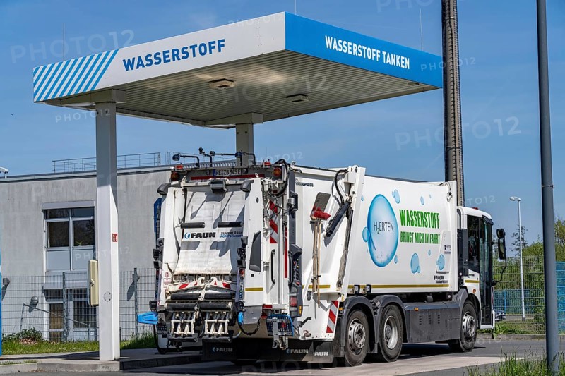 Hydrogen filling station, waste disposal vehicles, rubbish trucks, of the municipal waste disposal company Herten, refuel at the hydrogen competence centre, 6 municipal waste collection vehicles with hydrogen storage and fuel cell operate in Herten, North Rhine-Westphalia, Germany, Europe