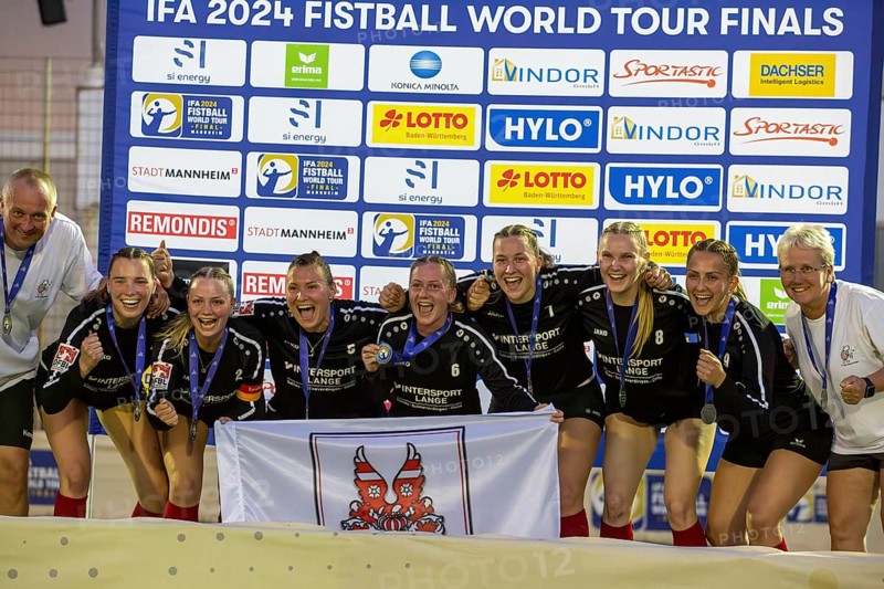 Fistball (woman) : TSV Dennach against TV Jahn Schneverdingen (IFA 2024 Fistball World Tour Finals Mannheim, Final) . Picture: The team of Schneverdingen after receiving the silver medal