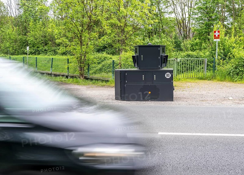 Semi-stationary speed camera on the B227, Hattinger Straße, used by the city of Gelsenkirchen, model TraffiStar S350 from Jenoptik, the device is temporary, self-sufficient for up to a week, at various measuring points, can measure and flash in 2 directions, laser measurement technology, data is sent to the city via mobile radio, is installed on a protected trailer, popularly known as an armoured speed camera, here a 50 km/h zone, North Rhine-Westphalia, Germany, Europe