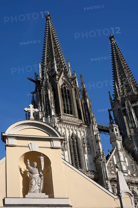 Sculpture of Christ at St John's Chapel, completely rebuilt in 1766, on the right a tower of St Peter's Cathedral, Regensburg, Upper Palatinate, Bavaria, Germany, Europe