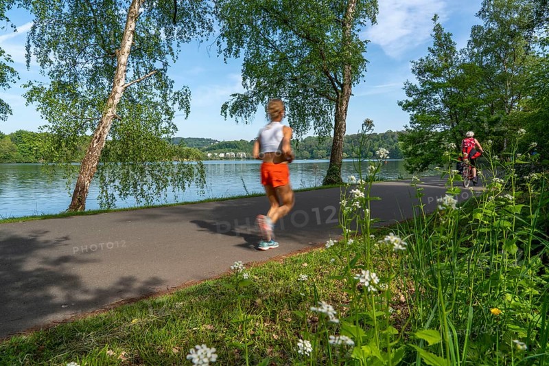 Hiking and cycling on the Ruhr, on Lake Baldeney in Essen, North Rhine-Westphalia, Germany, Europe