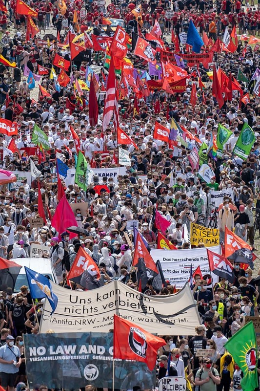 Demonstration against the planned assembly law in North Rhine-Westphalia, in Düsseldorf, various left-wing groups and football fans, Ultras, from Fortuna Düsseldorf and 1.FC Köln, protest, North Rhine-Westphalia, Germany, Europe