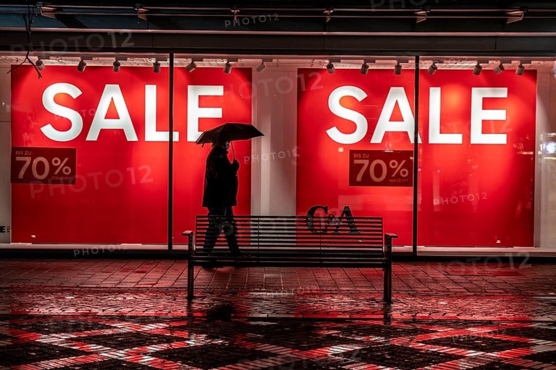 Gelsenkirchen city centre, pedestrian zone, Bahnhofstraße, sale, clearance sale, 70% discount, C&A fashion shop, department stores', during the Corona crisis, lockdown in January 2021, closed shops and restaurants, few passers-by, Gelsenkirchen, North Rhine-Westphalia, Germany, Europe