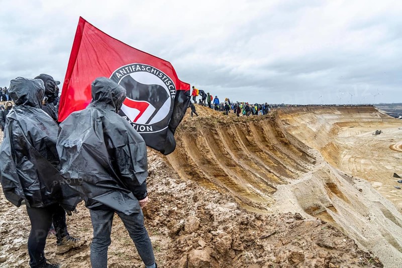 Many thousands of demonstrators march after a demonstration against the demolition of the lignite village of Lützerath, to the edge of the Garzweiler open-cast mine and on to the rest of the village, Lützerah, Erkelenz, North Rhine-Westphalia, Germany, Europe