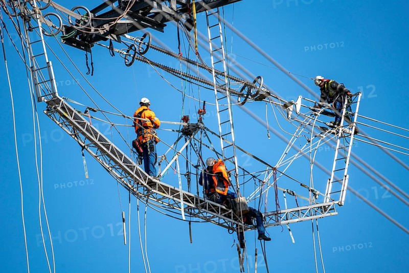 New construction of a 380 kV extra-high-voltage overhead line, with 23 pylons over a length of 7.5 kilometres, near Krefeld, North Rhine-Westphalia, GermanyNew construction of a 380 kV extra-high-voltage overhead line, with 23 pylons over a length of 7.5 kilometres, near Krefeld, North Rhine-Westphalia, Germany, Europe