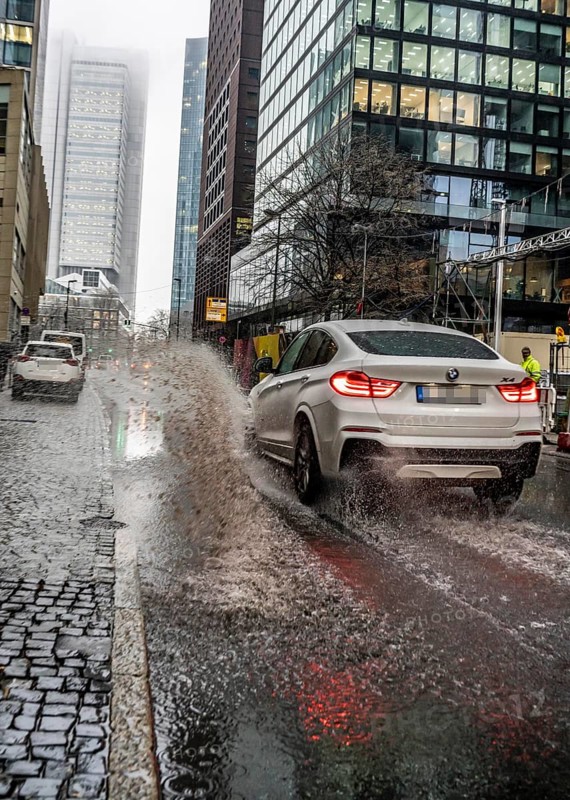 Winter, rainy weather, freezing rain, large puddle, puddle of water, in the city centre, Große Gallusstraße, vehicles driving through, spraying water fountains, Frankfurt am Main, Hesse, Germany, Europe