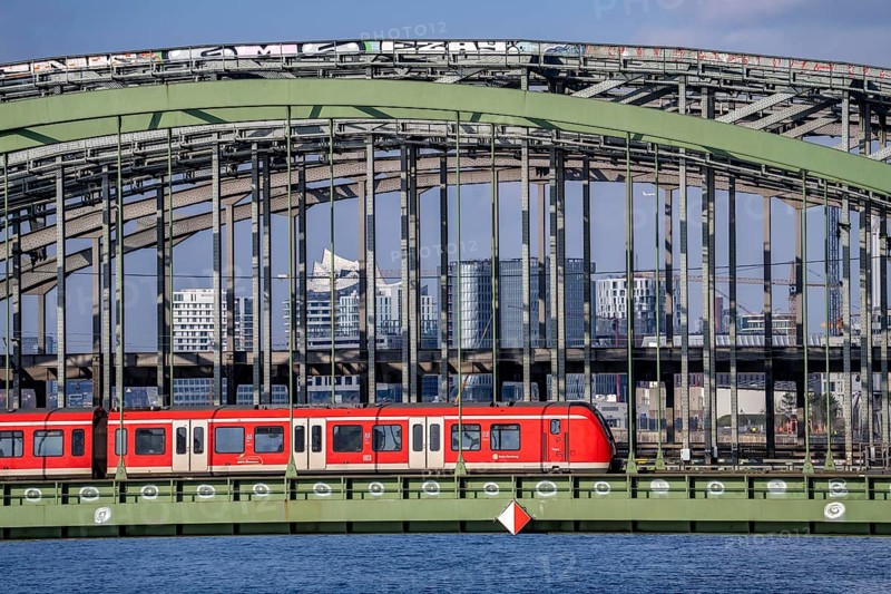 Railway Elbbrücken, at Elbbrücken station, spanning the Norderelbe, S-Bahn, in the background the skyline of Hamburg, Germany, Europe