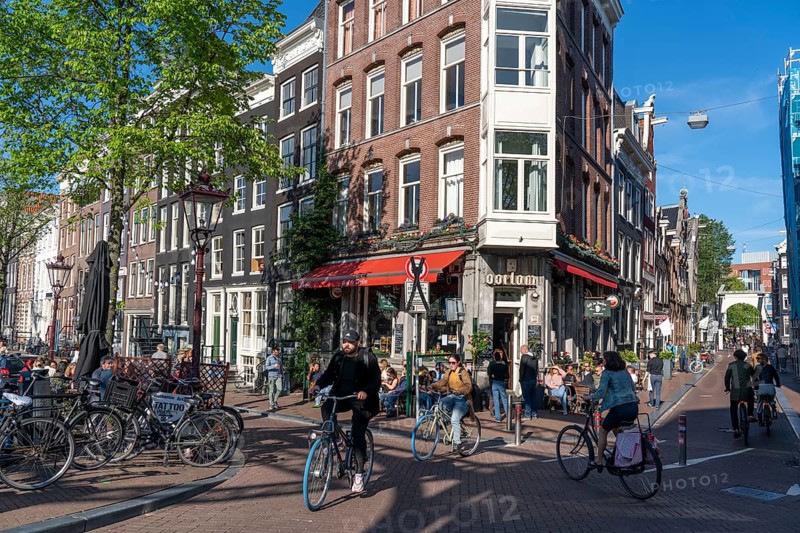 Houses on the Kloveniersburgwal canal, historic centre of Amsterdam, canal belt, café, Amsterdam, Netherlands