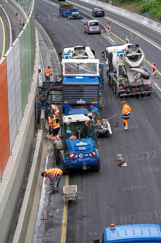 Motorway construction site on the A52 in Essen, basic renovation of the two carriageways in both directions, over 8 years, here the construction of concrete crash barriers between the carriageways, using the so-called sliding construction method, around 500 metres of concrete crash barrier, crash barrier is built per day, North Rhine-Westphalia, Essen
